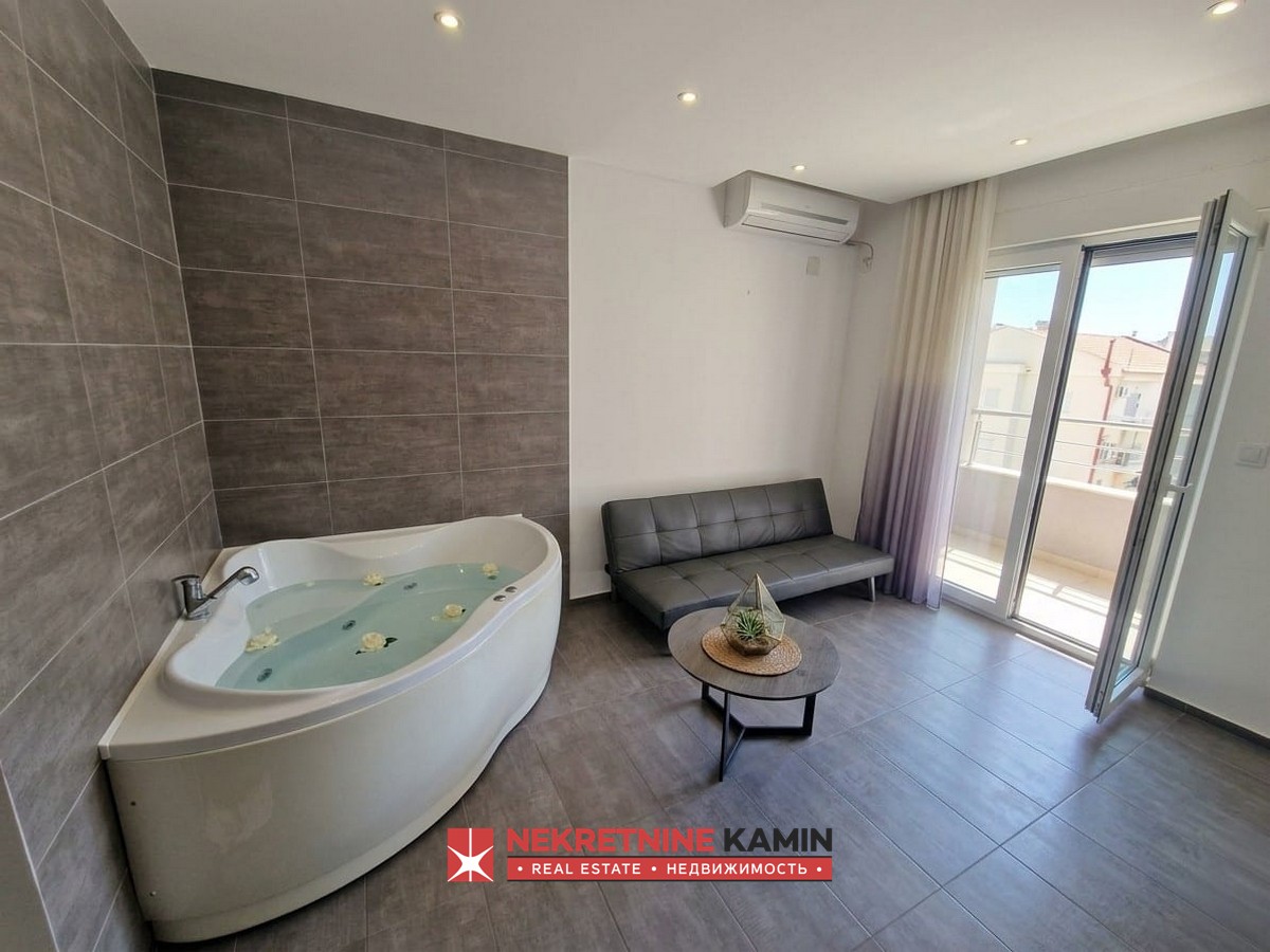 Atraktivan i komforan apartman 44m2 sa đakuzijem, Rozino, Budva